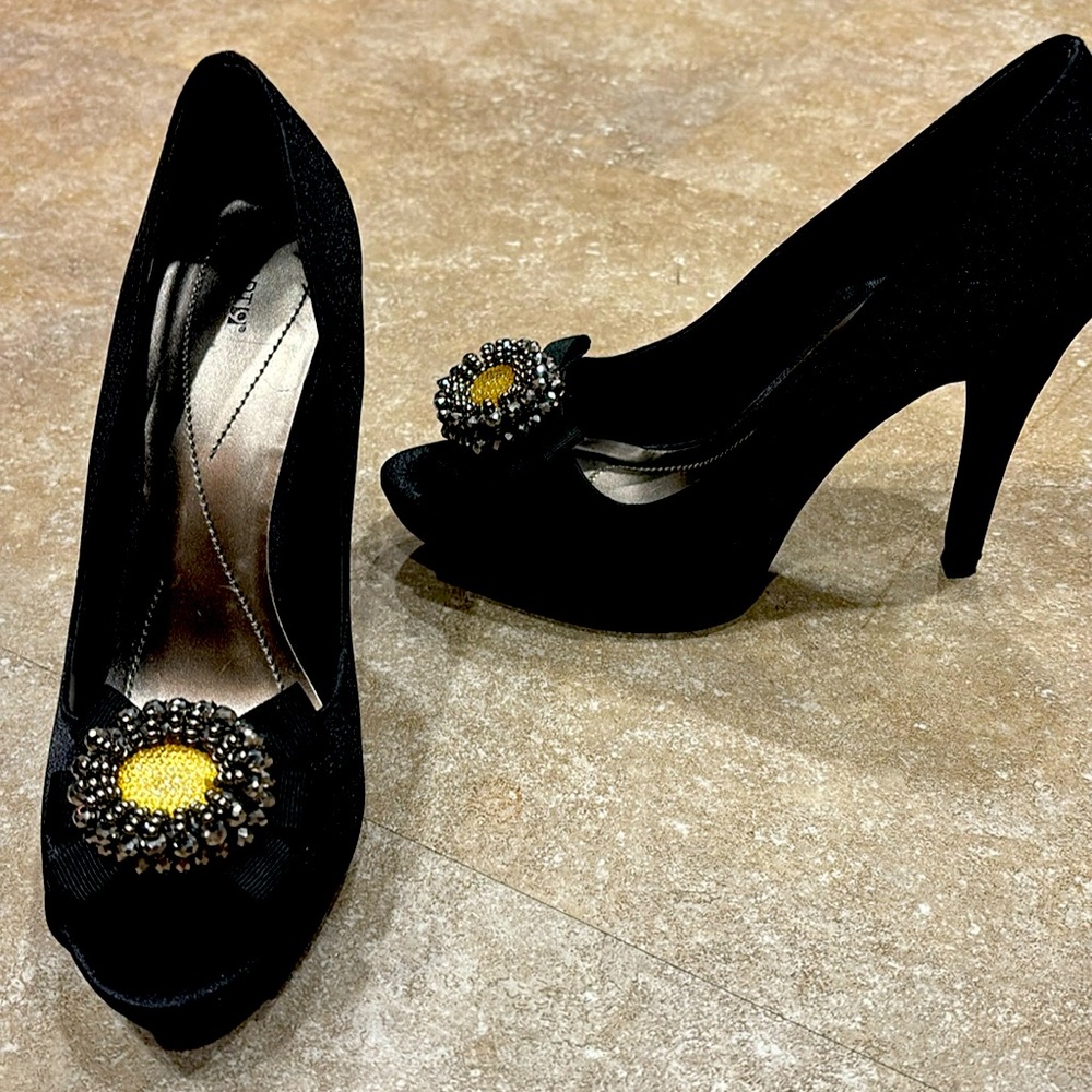 Apt 9. Black pumps. 8.5 size